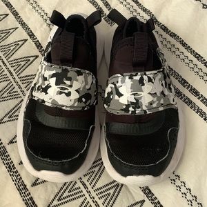 Boys Under Armour Black Camo Slip-On Shoes Size 13K